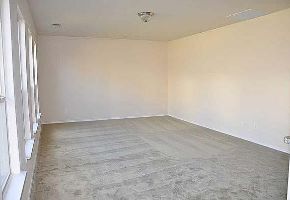 4th image of 529 Twin Knoll Dr