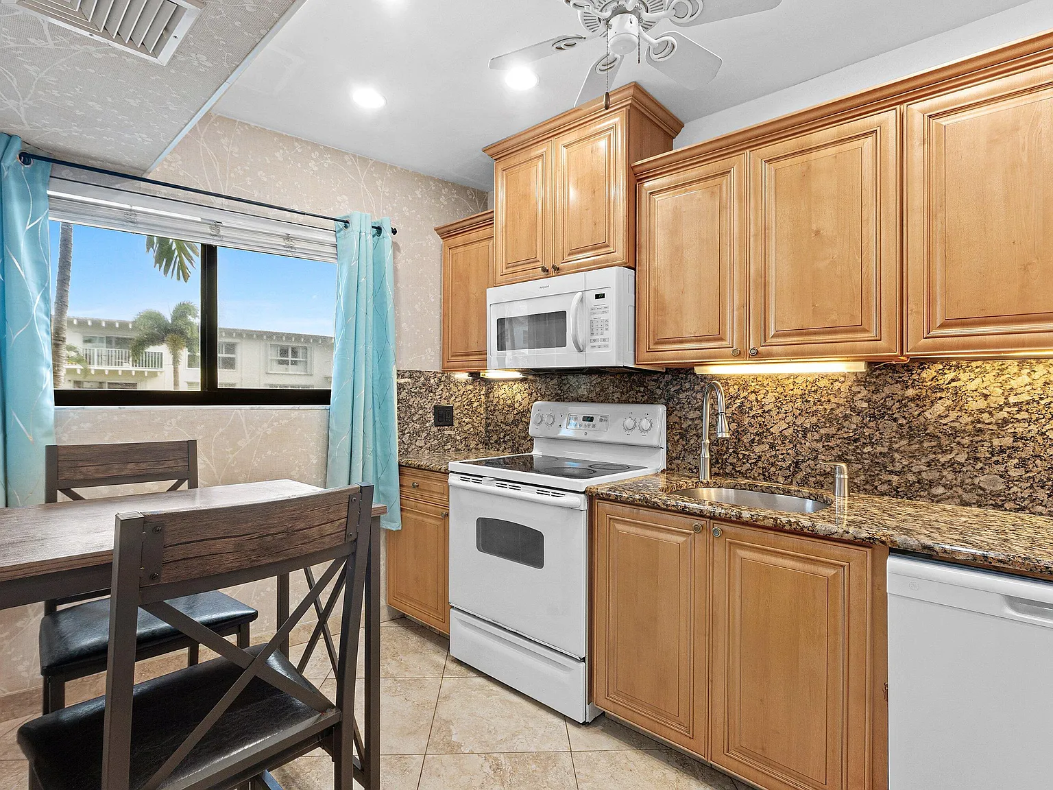 2 bed, 2.0 bath, 1121 sqft, $3,000 — Photo 4