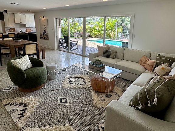 5th image of 638 Geneva Pl