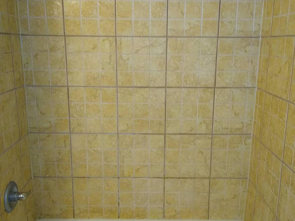 Full size bath tub.