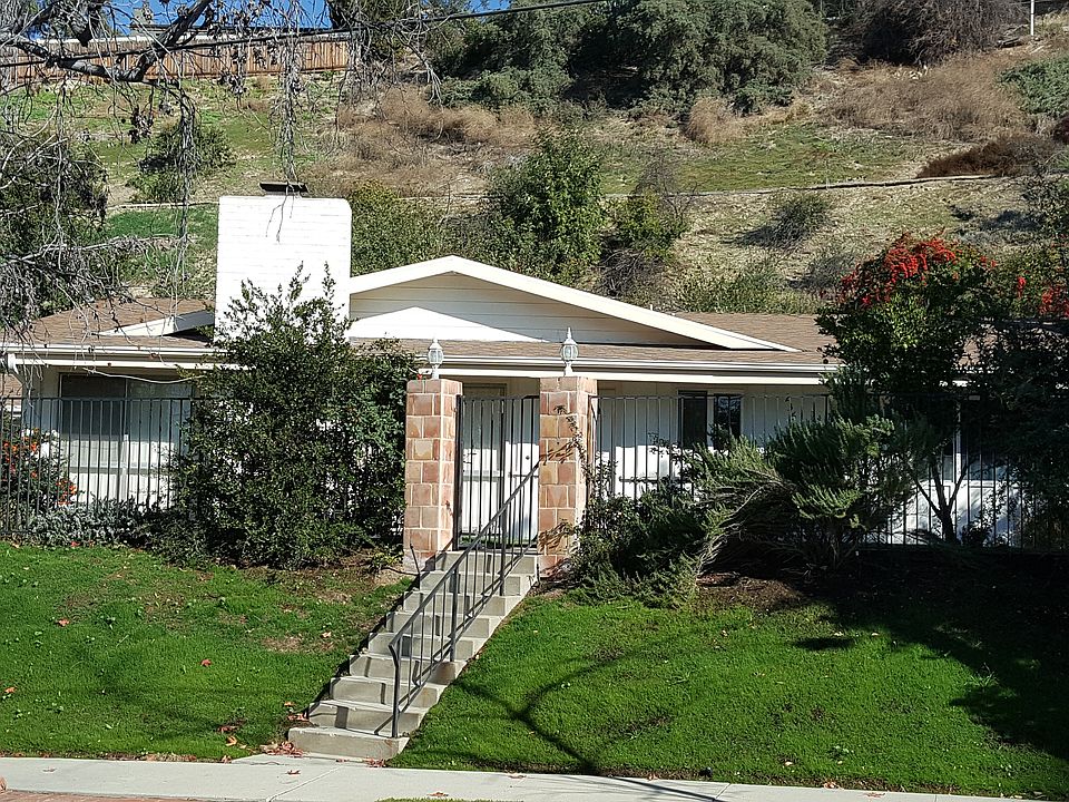 1st image of 23507 Oxnard St