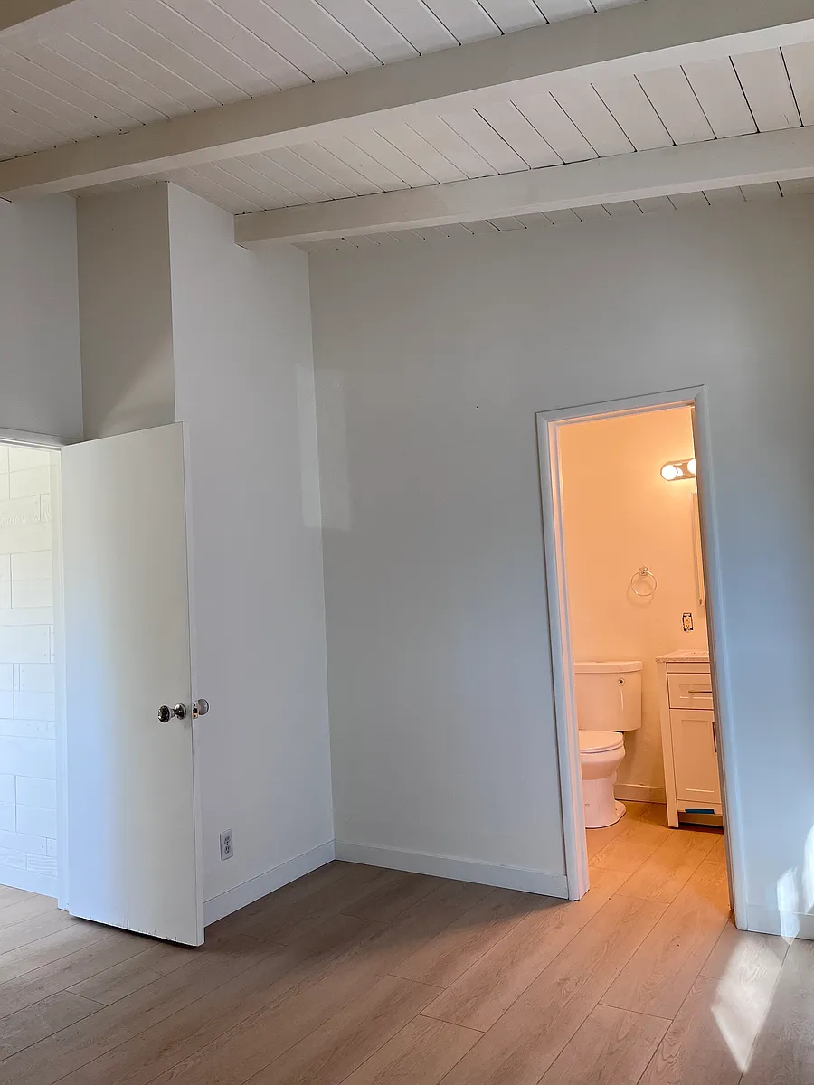 Building Photo - 15045 Burbank Blvd #6