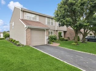 278 Pond View Ln, Smithtown, NY 11787