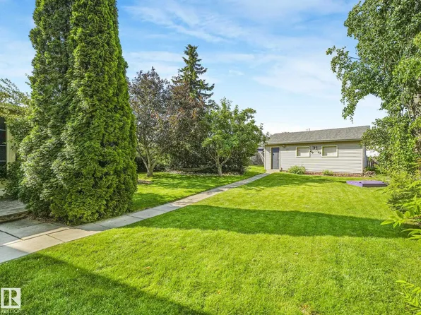 3527 41st Ave NW, Edmonton, AB T6L 5S5