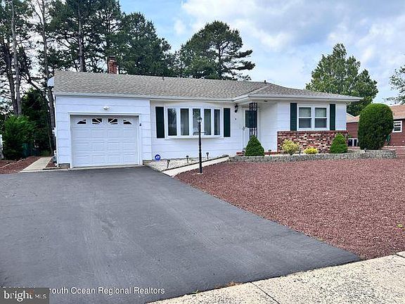 2nd image of 9 Bennington Dr