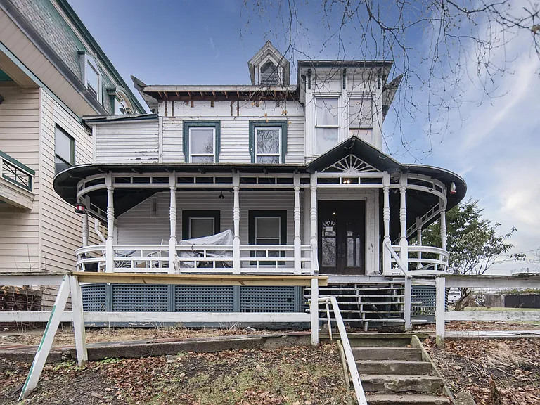 236 Saratoga St — Photo 37