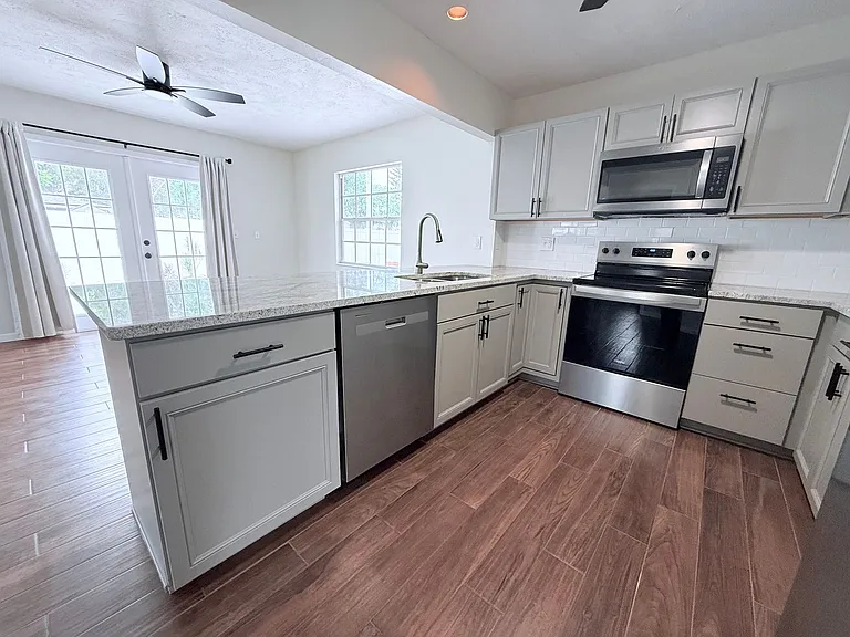 2953 Oak St — Photo 6