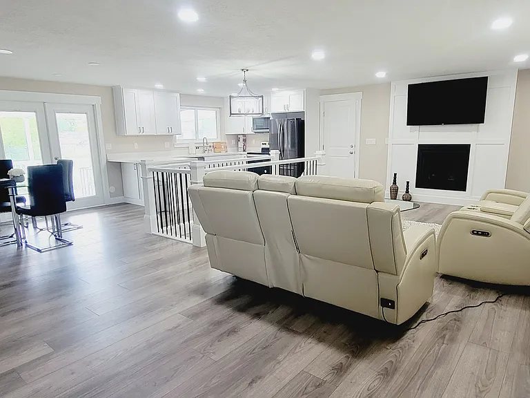 11148 S 2700 W — Photo 2