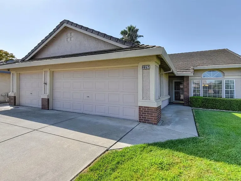 8652 Gossamer Way — Photo 1