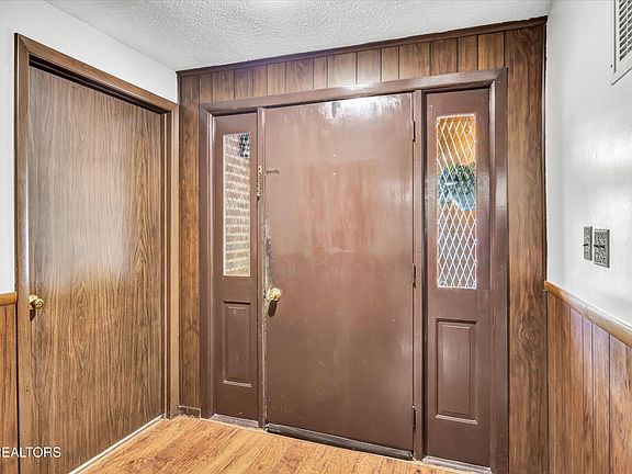 3rd image of 2408 Rowena Ln
