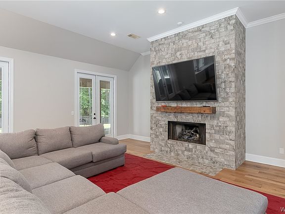2nd image of 2725 Lake Crest Ln