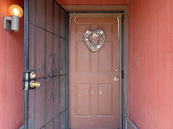 3rd image of 1020 E Oakridge Ave