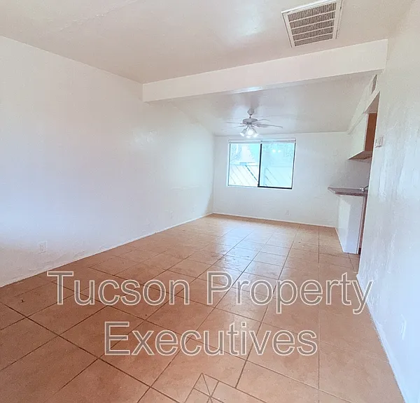 1644 N Beverly Ave — Photo 2