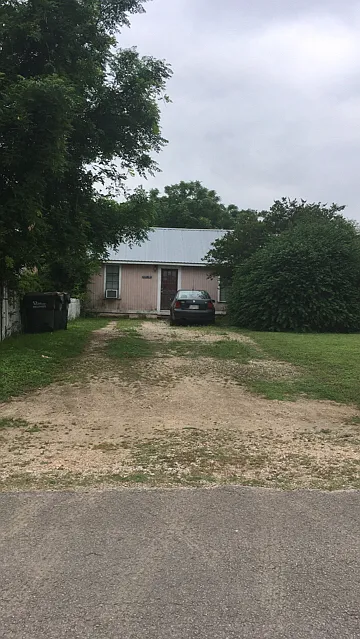 302 1/2 Burleson - 1 — Photo 4