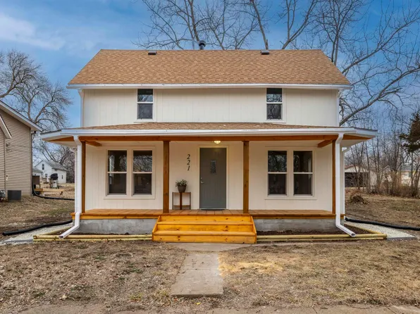 221 Lincoln Ave, Holton, KS 66436