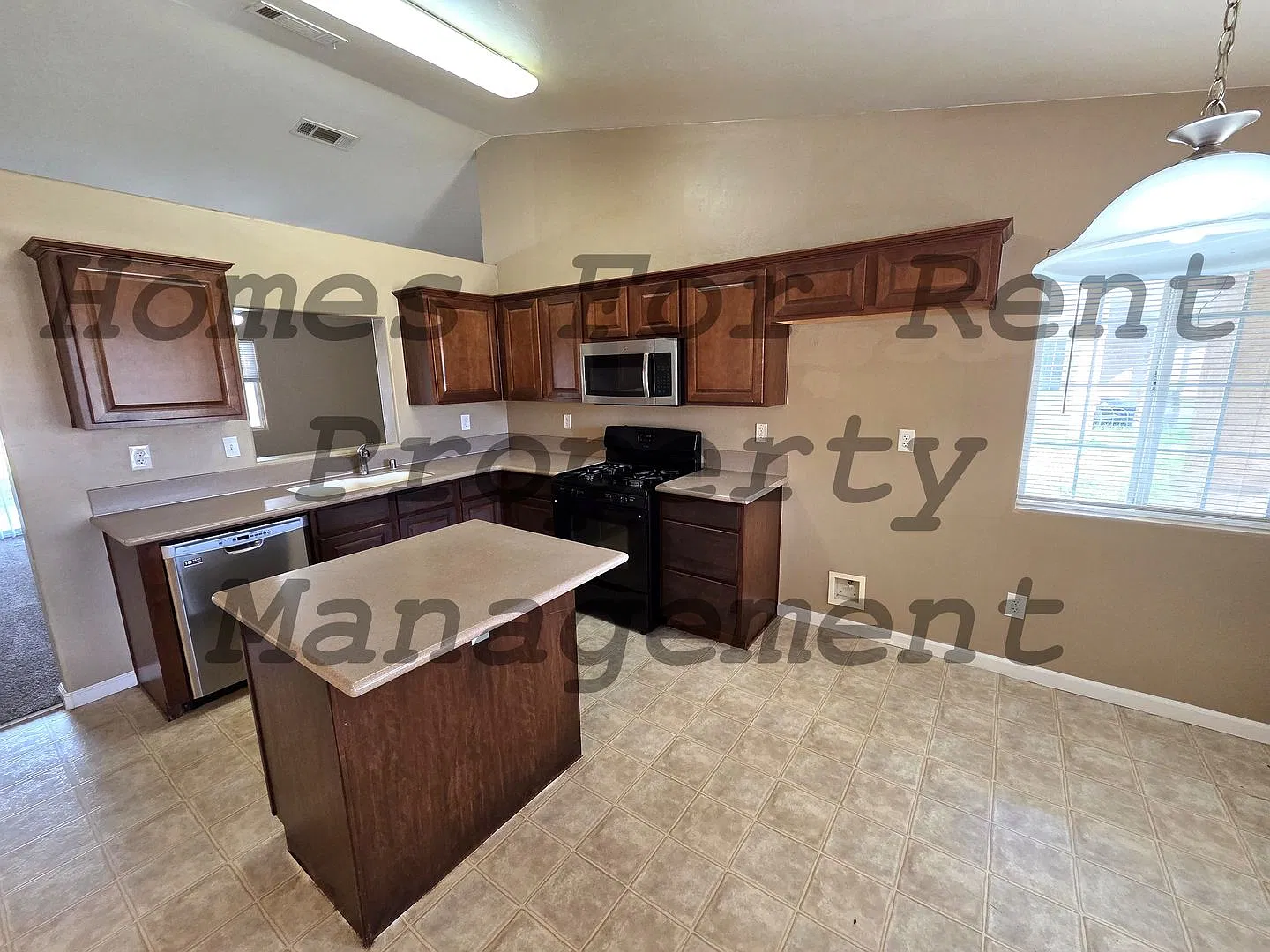 Beautiful 4 Bedroom 2 Bath Home — Photo 4
