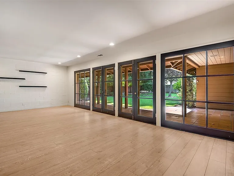 747 Northampton Dr — Photo 5