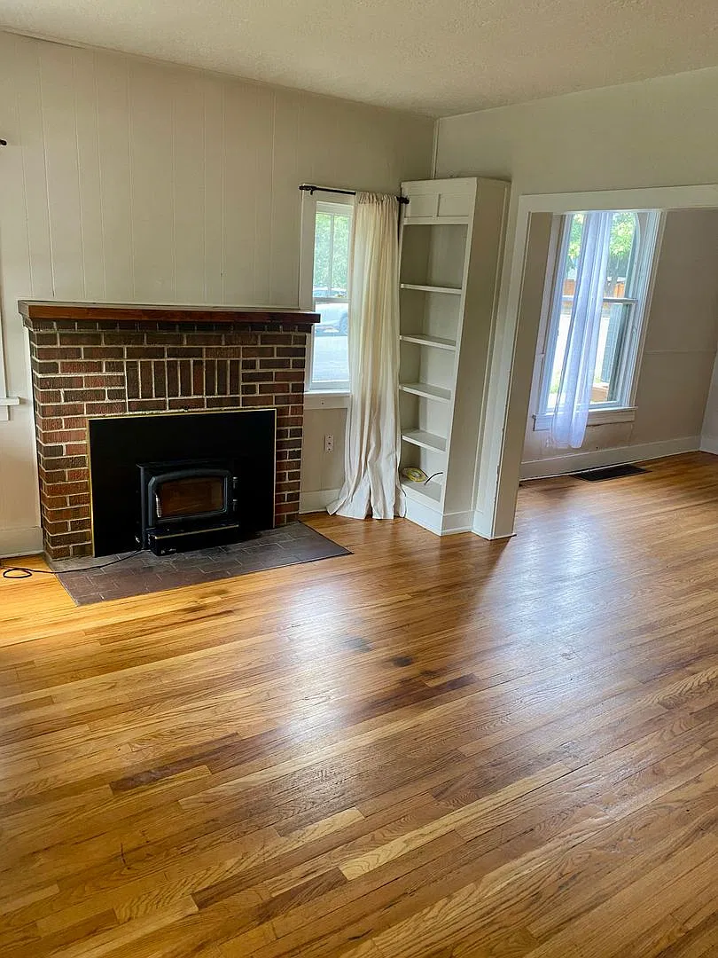Available for 2027-2028 Fall Pre-Leasing: Farmhouse Charm in Central Location — Photo 4