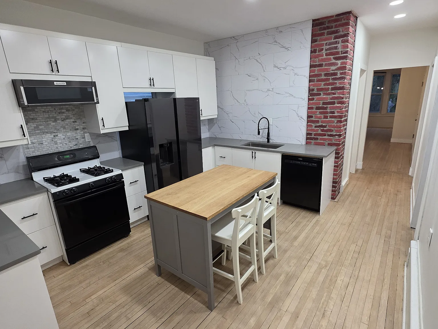 3 bed, 920 sqft, $2,000 — Photo 2