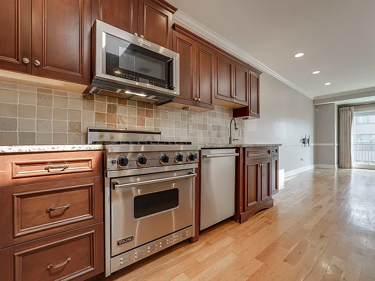 211 Madison St #4 — Photo 3