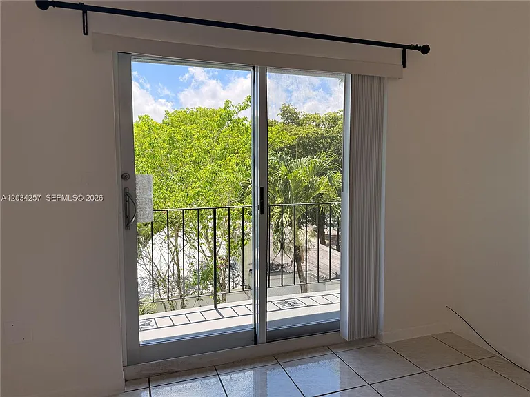 1860 SW 22nd St #11 — Photo 2