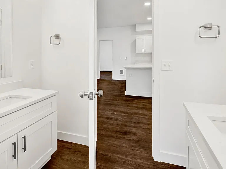 619 E Myrtle St — Photo 27