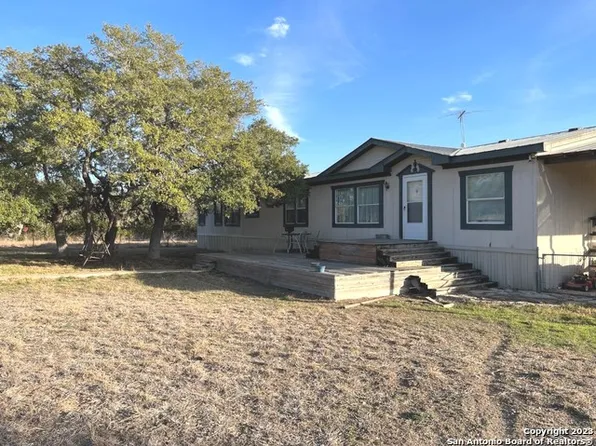 175 W BEAR SPRINGS RD, Pipe Creek, TX 78063