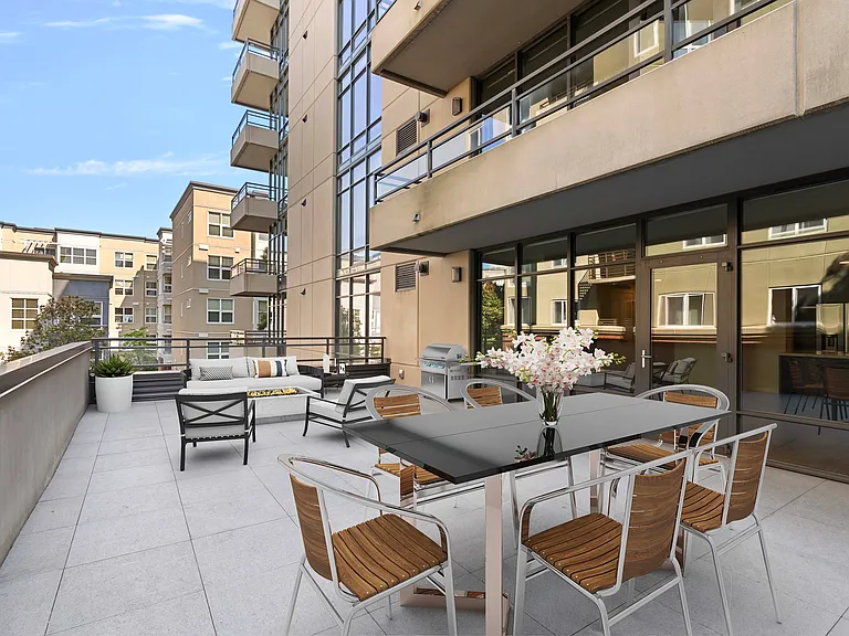 10000 Main St #403 — Photo 4