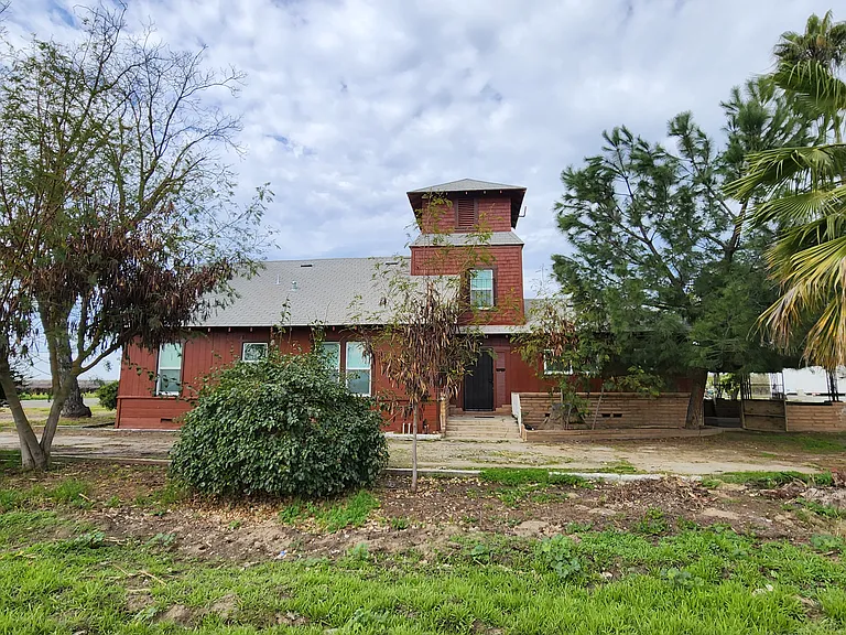8682 E Nebraska Ave — Photo 1