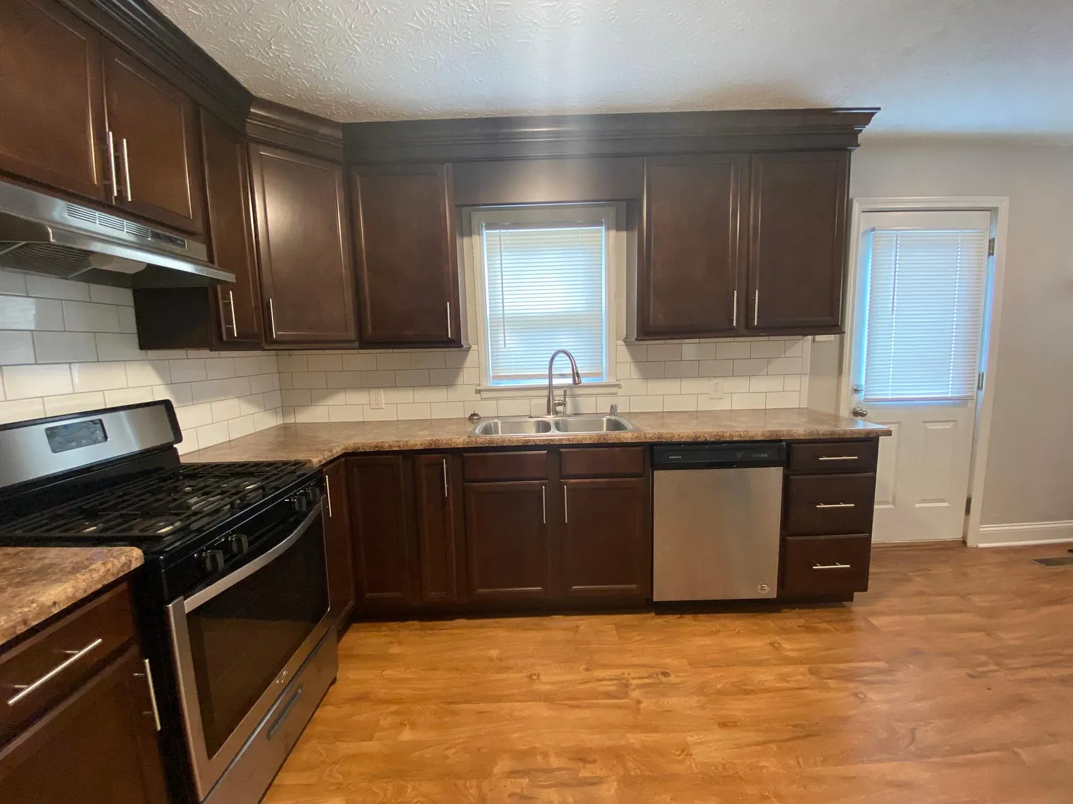 3 bed, 1000 sqft, $1,300 — Photo 2