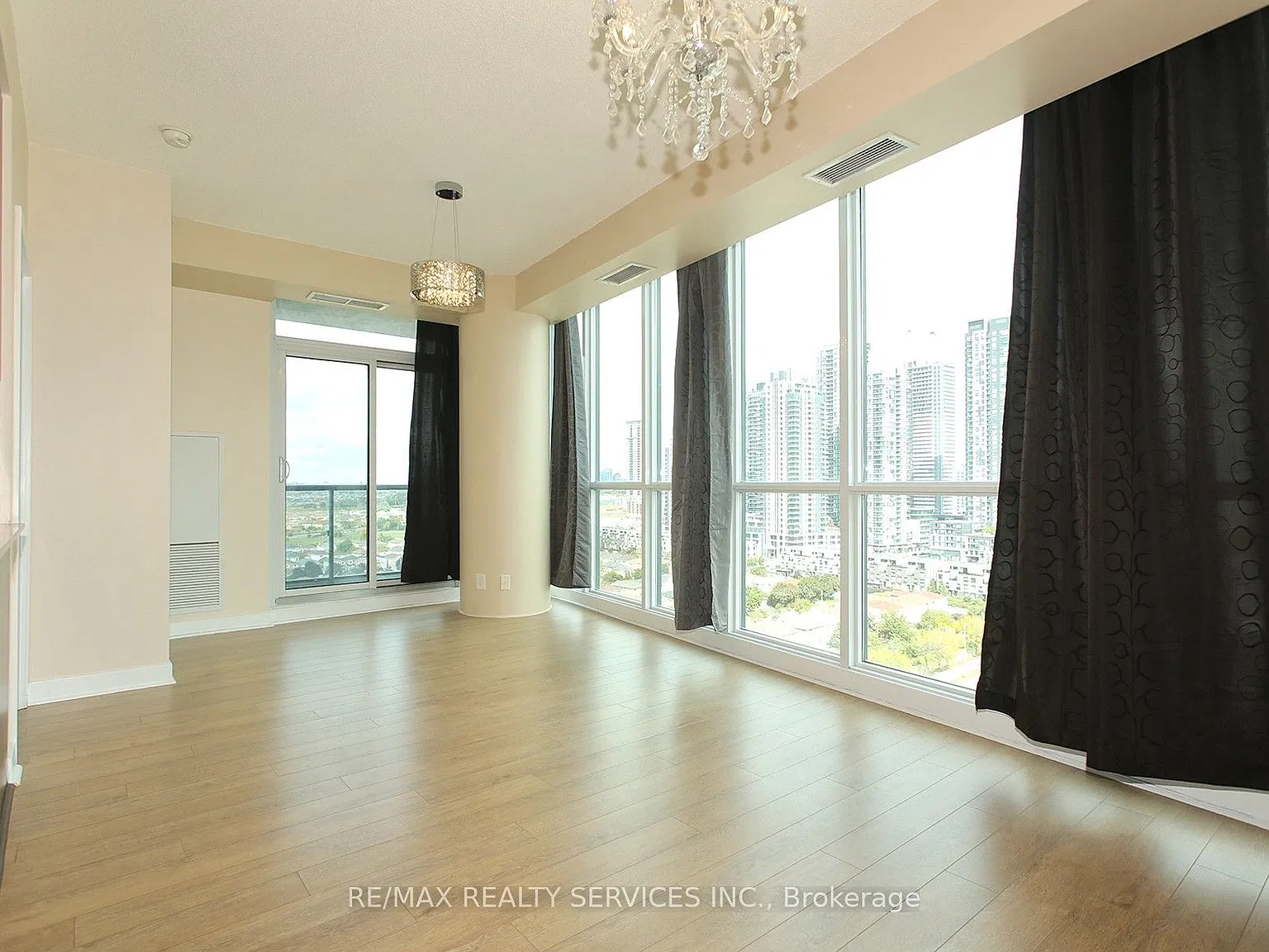 3985 Grand Park Dr — Photo 4