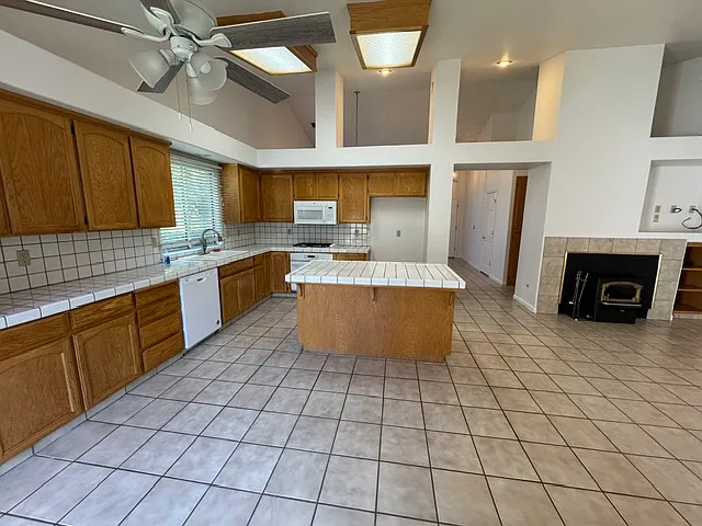 3 bed, 1916 sqft, $3,000 — Photo 4