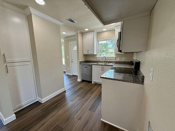 4th image of 114 Village Pl