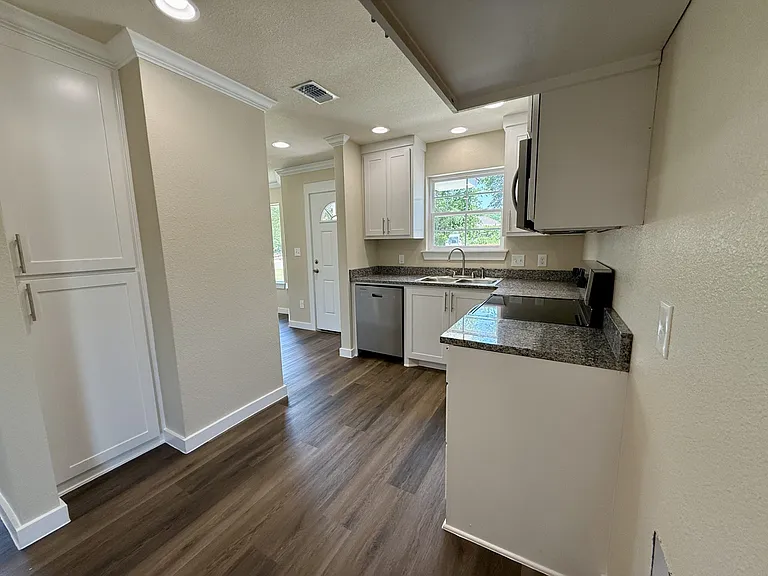 114 Village Pl — Photo 4