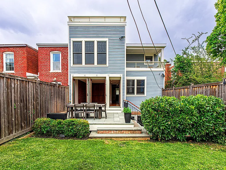 325 D St SE — Photo 32