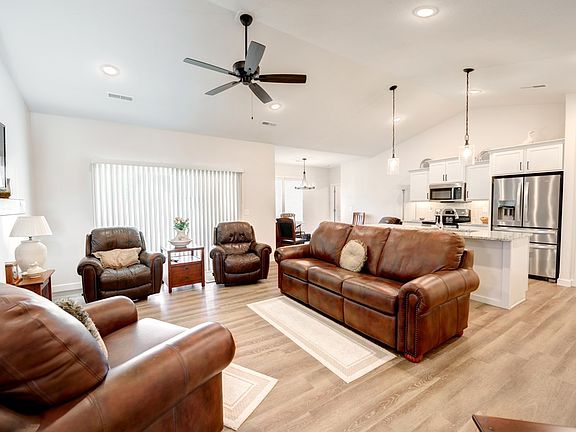 3rd image of 2516 Rosebud Ln