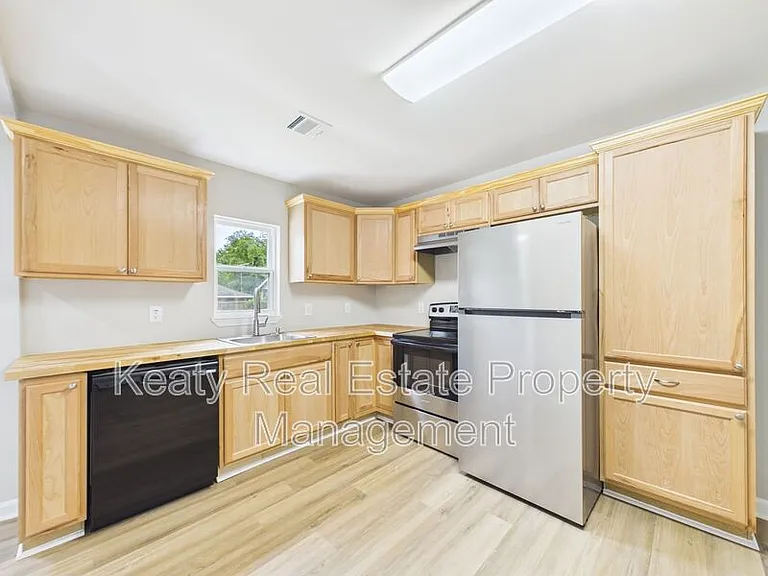 908 Saint Charles St — Photo 7
