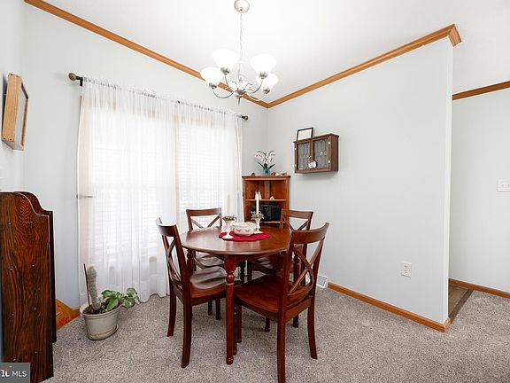 5th image of 414 Aspen St