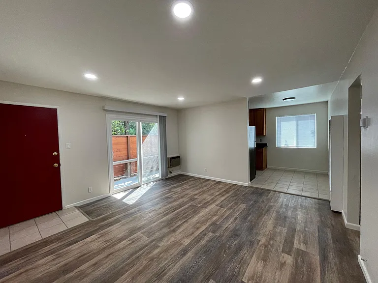 925 Ravenscourt Ave #1 — Photo 3
