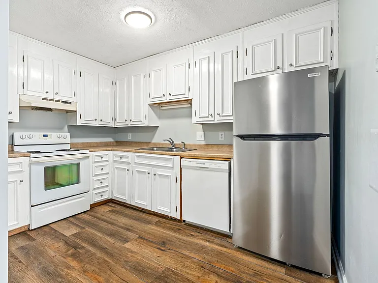 210 N Ross St #E — Photo 6