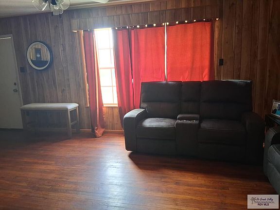 3rd image of 410 Mesquite St
