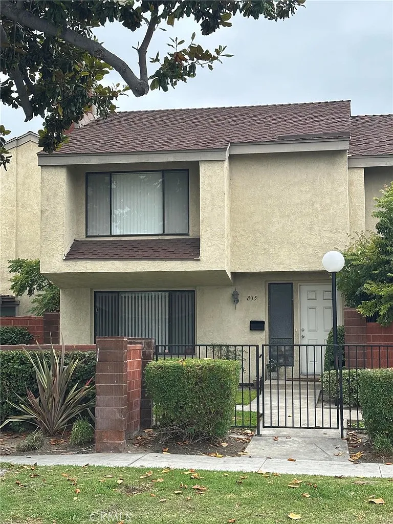 3 bed, 2.5 bath, 1333 sqft, $3,800 — Photo 2