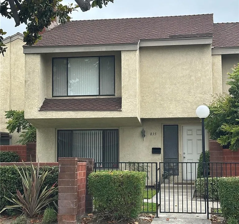 835 W Orangewood Ave
