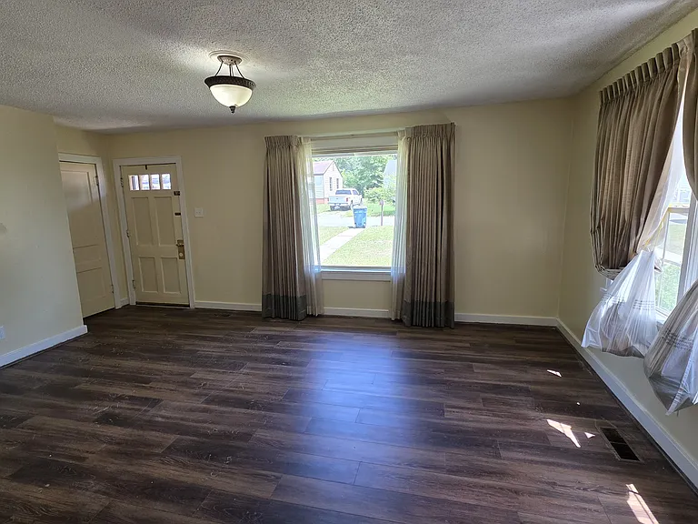 1712 Pinewood Dr — Photo 3