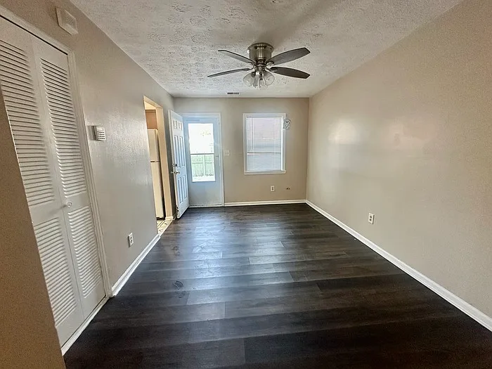 3 bed, 2.5 bath, 1605 sqft, $1,400 — Photo 3