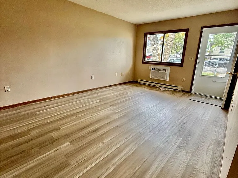 1110 2nd St SE — Photo 3