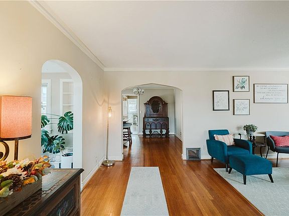 3rd image of 2421 Everett Ave