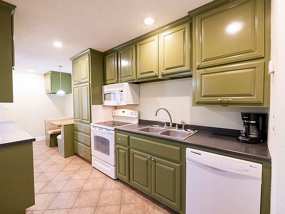 4th image of 106 Moss Ln Suite 8