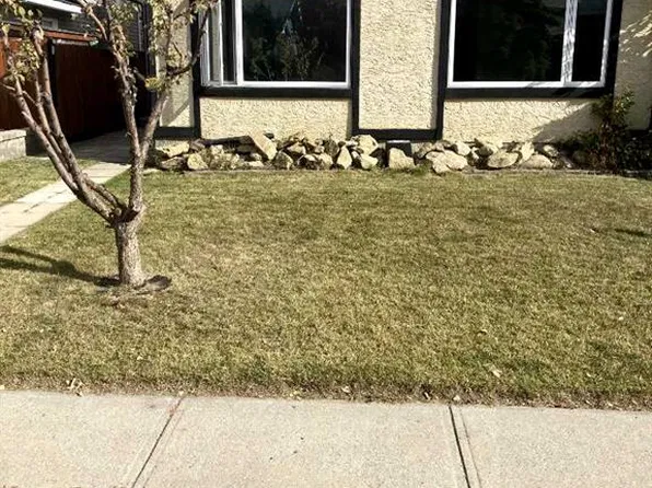 211 Shawcliffe Cir SW, Calgary, AB T2Y 1E8
