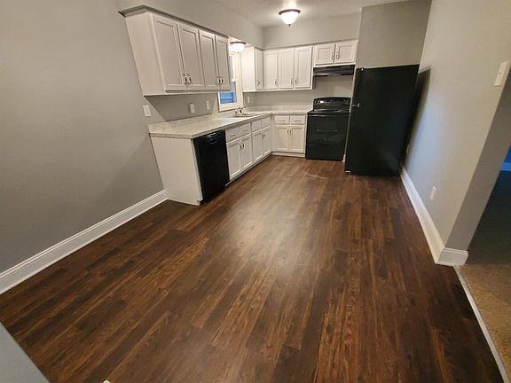 3rd image of 576 Lisa Dr